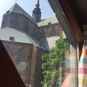 Zimmer mit Kingsize-Bett